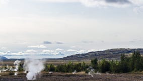Vista do vale do geyser de Haukadalur em Islândia foto de stock Vista do vale do geyser de Haukadalur em Islândia foto de stock