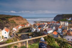 Vista elevada del pueblo de Staithes fotos de archivo Vista elevada del pueblo de Staithes fotos de archivo