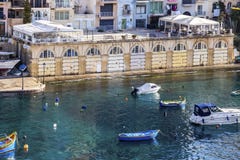Vista elevata della baia di Spinola alla st Julian, Malta fotografia stock libera da diritti Vista elevata della baia di Spinola alla st Julian, Malta fotografia stock libera da diritti