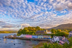 Vista em Portree, ilha de Skye, Escócia imagens de stock Vista em Portree, ilha de Skye, Escócia imagens de stock