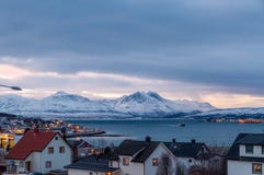 Vista em Tromso e montanhas circunvizinhas no crepúsculo durante o ni polar fotos de stock Vista em Tromso e montanhas circunvizinhas no crepúsculo durante o ni polar fotos de stock