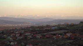Vista escénica del pueblo de Slavyani con la ciudad de Lovech en el fondo Cordillera balc?nica en Bulgaria, igualando la luz almacen de video Vista escénica del pueblo de Slavyani con la ciudad de Lovech en el fondo Cordillera balc?nica en Bulgaria, igualando la luz almacen de video
