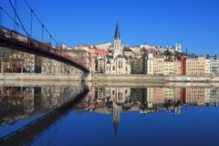 Vista famosa de Saone River e de passadiço na cidade de Lyon foto de stock Vista famosa de Saone River e de passadiço na cidade de Lyon foto de stock