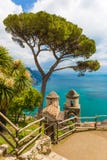 Vista fantástica da casa de campo Rufolo, cidade de Ravello, costa de Amalfi, região do Campania, Itália imagens de stock royalty free Vista fantástica da casa de campo Rufolo, cidade de Ravello, costa de Amalfi, região do Campania, Itália imagens de stock royalty free