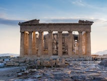 Vista frontal del Parthenon en la acrópolis, Atenas, Grecia contra puesta del sol fotografía de archivo Vista frontal del Parthenon en la acrópolis, Atenas, Grecia contra puesta del sol fotografía de archivo