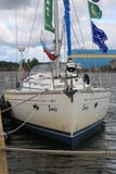 Vista frontale dell'yacht di navigazione attraccato EMELY nel giorno nuvoloso fotografie stock libere da diritti Vista frontale dell'yacht di navigazione attraccato EMELY nel giorno nuvoloso fotografie stock libere da diritti