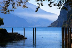 Vista giù il lago da Riva Del Garda Italy Fotografie Stock Libere da Diritti Vista giù il lago da Riva Del Garda Italy Fotografie Stock Libere da Diritti