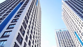Vista inferior de nuevos edificios altos residenciales con el cielo azul ambiente urbano Capítulo Los más nuevos complejos reside metrajes Vista inferior de nuevos edificios altos residenciales con el cielo azul ambiente urbano Capítulo Los más nuevos complejos reside metrajes