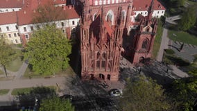 vista 4k aérea da igreja de St Anne da herança da arquitetura gótico em Vilnius, Lituânia filme vista 4k aérea da igreja de St Anne da herança da arquitetura gótico em Vilnius, Lituânia filme
