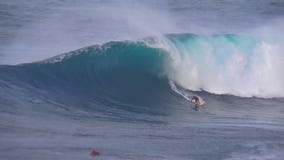 Vista 4k de surpresa em ondas espumosas enormes de execução do azul de turquesa dos conluios da equitação profissional do surfist video estoque Vista 4k de surpresa em ondas espumosas enormes de execução do azul de turquesa dos conluios da equitação profissional do surfist video estoque