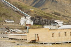 Vista a la mina de carbón arruinada en el acuerdo ártico ruso abandonado Pyramiden, Noruega Imágenes de archivo libres de regalías Vista a la mina de carbón arruinada en el acuerdo ártico ruso abandonado Pyramiden, Noruega Imágenes de archivo libres de regalías