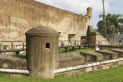 Vista a la pared exterior de la fortaleza de Ozama en Santo Domingo, República Dominicana fotografía de archivo libre de regalías Vista a la pared exterior de la fortaleza de Ozama en Santo Domingo, República Dominicana fotografía de archivo libre de regalías