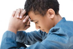 vista lateral del adolescente afroamericano pensativo que ruega con las manos en cerradura imagenes de archivo vista lateral del adolescente afroamericano pensativo que ruega con las manos en cerradura imagenes de archivo