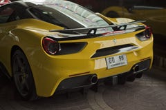 Vista lateral trasera amarilla de la araña de Ferrari 488 imagenes de archivo Vista lateral trasera amarilla de la araña de Ferrari 488 imagenes de archivo