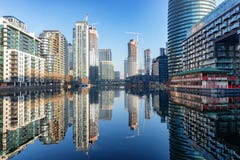 Vista a los rascacielos financieros de Canary Wharf en Londres, Reino Unido imágenes de archivo libres de regalías Vista a los rascacielos financieros de Canary Wharf en Londres, Reino Unido imágenes de archivo libres de regalías