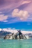 Vista maravillosa de la laguna del glaciar, Jokulsarlon, en Islandia del sur foto de archivo Vista maravillosa de la laguna del glaciar, Jokulsarlon, en Islandia del sur foto de archivo