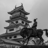 Vista no castelo da ?gua de Imabari e no monumento de seu imperador Todo Takatora r fotografia de stock Vista no castelo da ?gua de Imabari e no monumento de seu imperador Todo Takatora r fotografia de stock