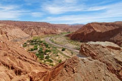 Vista no vale verde Quitor no deserto de San Pedro de Atacama imagem de stock royalty free Vista no vale verde Quitor no deserto de San Pedro de Atacama imagem de stock royalty free