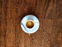 Vista op della tazza di caffè su un fondo di legno immagini stock libere da diritti Vista op della tazza di caffè su un fondo di legno immagini stock libere da diritti