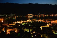 Vista panoramica Cattaro Città Vecchia di notte Montenegro immagine stock libera da diritti Vista panoramica Cattaro Città Vecchia di notte Montenegro immagine stock libera da diritti