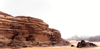 Vista panoramica dal paesaggio roccioso vigoroso nel deserto di Wadi Rum, Giordania Fotografia Stock Libera da Diritti Vista panoramica dal paesaggio roccioso vigoroso nel deserto di Wadi Rum, Giordania Fotografia Stock Libera da Diritti