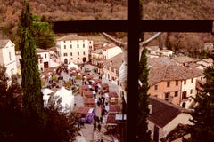 Vista panoramica della città di Gubbio Italia fotografata dalla chiesa sulla collina con la croce dalla parte posteriore immagini stock Vista panoramica della città di Gubbio Italia fotografata dalla chiesa sulla collina con la croce dalla parte posteriore immagini stock