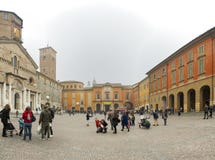 Vista panoramica della piazza Prampolini di del Duomo della piazza ora in Reggio nell'Emilia fotografie stock Vista panoramica della piazza Prampolini di del Duomo della piazza ora in Reggio nell'Emilia fotografie stock