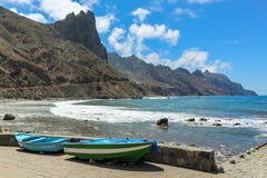 Vista panoramica della spiaggia di Aimasiga con la sabbia nera vulcanica e le rocce sole che attaccano dalla schiuma del mare Pes fotografie stock libere da diritti Vista panoramica della spiaggia di Aimasiga con la sabbia nera vulcanica e le rocce sole che attaccano dalla schiuma del mare Pes fotografie stock libere da diritti