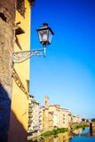 Vista panoramica di Arno River, del corridoio di Vasari e del ponte medievale Ponte Vecchio, Firenze, Toscana, Italia della pietr fotografia stock libera da diritti Vista panoramica di Arno River, del corridoio di Vasari e del ponte medievale Ponte Vecchio, Firenze, Toscana, Italia della pietr fotografia stock libera da diritti