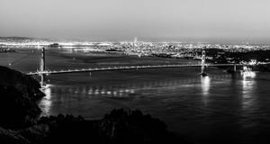Vista panoramica di notte di San Francisco e di golden gate bridge fotografie stock libere da diritti Vista panoramica di notte di San Francisco e di golden gate bridge fotografie stock libere da diritti