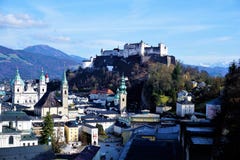 Vista panoramica sopra Salisburgo alla fortezza Hohensalzburg fotografia stock Vista panoramica sopra Salisburgo alla fortezza Hohensalzburg fotografia stock