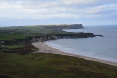 Vista panoramica sulla baia bianca del parco in Irlanda del Nord Regno Unito fotografia stock libera da diritti Vista panoramica sulla baia bianca del parco in Irlanda del Nord Regno Unito fotografia stock libera da diritti