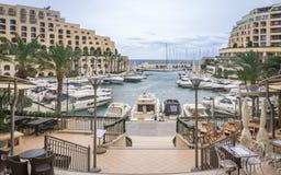 Vista panoramica sulla baia di Portomaso con le grandi costruzioni, yacht ed hotel immagini stock libere da diritti Vista panoramica sulla baia di Portomaso con le grandi costruzioni, yacht ed hotel immagini stock libere da diritti