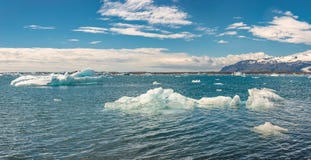 Vista panorámica de la laguna del glaciar, Jokulsarlon, en Islandia del sur, tiempo de verano, día soleado fotografía de archivo libre de regalías Vista panorámica de la laguna del glaciar, Jokulsarlon, en Islandia del sur, tiempo de verano, día soleado fotografía de archivo libre de regalías