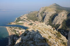 Vista panorámica de la playa arenosa de Omis Croacia de la alta montaña fotografía de archivo Vista panorámica de la playa arenosa de Omis Croacia de la alta montaña fotografía de archivo