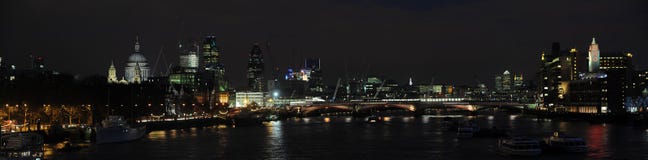 Vista panorámica del horizonte de Thames en la noche fotografía de archivo Vista panorámica del horizonte de Thames en la noche fotografía de archivo