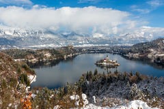Vista panorámica del lago y de la iglesia de la suposición, Eslovenia, Europa Bled del St Marys fotos de archivo libres de regalías Vista panorámica del lago y de la iglesia de la suposición, Eslovenia, Europa Bled del St Marys fotos de archivo libres de regalías