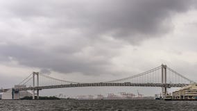 Vista panorámica del puente del arco iris en Tokio, Japón, en un día lluvioso con el cielo nublado fotos de archivo Vista panorámica del puente del arco iris en Tokio, Japón, en un día lluvioso con el cielo nublado fotos de archivo