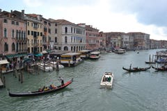 Vista panorámica hermosa al Gran Canal del puente de Rialto en un día de primavera soleado imagenes de archivo Vista panorámica hermosa al Gran Canal del puente de Rialto en un día de primavera soleado imagenes de archivo