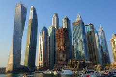 Vista panorâmica com arranha-céus e o cais modernos da água do porto de Dubai no por do sol, Emiratos Árabes Unidos imagem de stock royalty free Vista panorâmica com arranha-céus e o cais modernos da água do porto de Dubai no por do sol, Emiratos Árabes Unidos imagem de stock royalty free