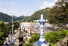 Vista panorâmica da cidade de Arita das terras do santuário histórico de Tozan famoso para sua arte cerâmica imagem de stock Vista panorâmica da cidade de Arita das terras do santuário histórico de Tozan famoso para sua arte cerâmica imagem de stock