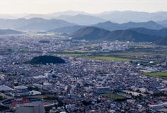 Vista panorâmica da cidade de Gifu da parte superior do castelo de Gifu na montagem Kinka imagem de stock royalty free Vista panorâmica da cidade de Gifu da parte superior do castelo de Gifu na montagem Kinka imagem de stock royalty free