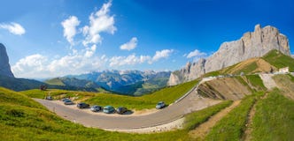 Vista panorâmica da passagem de Sella situada em 2240 m acima do nível do mar, entre o grupo de Sassolungo e o grupo de Sella e c fotografia de stock Vista panorâmica da passagem de Sella situada em 2240 m acima do nível do mar, entre o grupo de Sassolungo e o grupo de Sella e c fotografia de stock