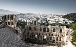 Vista panorâmica das construções brancas e o Odeon do teatro da pedra do Atticus de Herodes sob a acrópole em Atenas, Grécia imagem de stock Vista panorâmica das construções brancas e o Odeon do teatro da pedra do Atticus de Herodes sob a acrópole em Atenas, Grécia imagem de stock