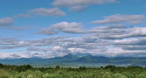 Vista panorâmica de nuvens bonitas sobre um vale do monte verde imagens de stock Vista panorâmica de nuvens bonitas sobre um vale do monte verde imagens de stock