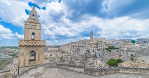 Vista panorâmica de pedras típicas Sassi di Matera e de igreja da capital europeia do UNESCO de Matera da cultura 2019 sob o céu vídeos de arquivo Vista panorâmica de pedras típicas Sassi di Matera e de igreja da capital europeia do UNESCO de Matera da cultura 2019 sob o céu vídeos de arquivo
