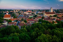 Vista panorâmica do centro de cidade velho de Vilnius, Lituânia foto de stock royalty free Vista panorâmica do centro de cidade velho de Vilnius, Lituânia foto de stock royalty free