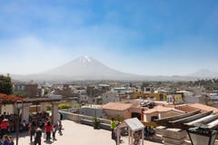 Vista panorâmica do Peru de Arequipa do distrito de Yanahuara foto de stock Vista panorâmica do Peru de Arequipa do distrito de Yanahuara foto de stock