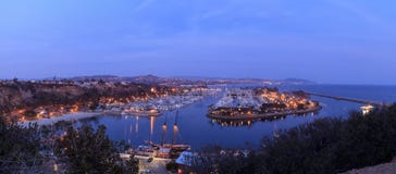 Vista panorâmica do porto de Dana Point no por do sol imagem de stock Vista panorâmica do porto de Dana Point no por do sol imagem de stock
