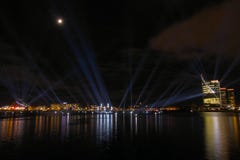 Vista panorâmica sobre o Daugava do rio à exposição clara multi-colorida da mostra foto de stock Vista panorâmica sobre o Daugava do rio à exposição clara multi-colorida da mostra foto de stock